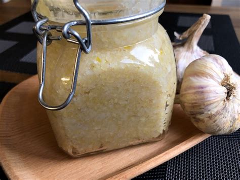 Fermentovaná rybacia pasta prahok v hlinenej nádobe