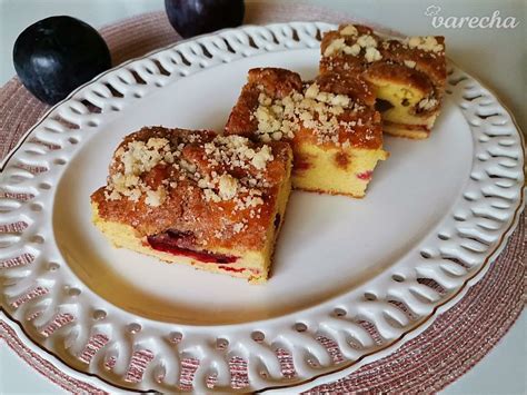 Koláč so slivkami a posýpkou