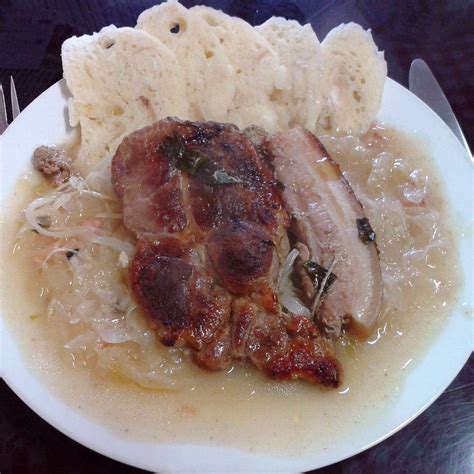 Servírovaný tanier s bravčovým mäsom, kapustou a knedľou