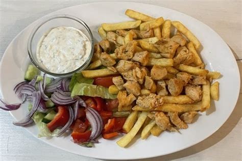 Gyros tanier s kuracím mäsom, zemiakmi a tzatziki omáčkou