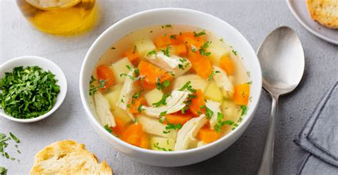 Ingrediencie na kurací vývar: kuracie mäso, mrkva, petržlen, zeler, cibuľa