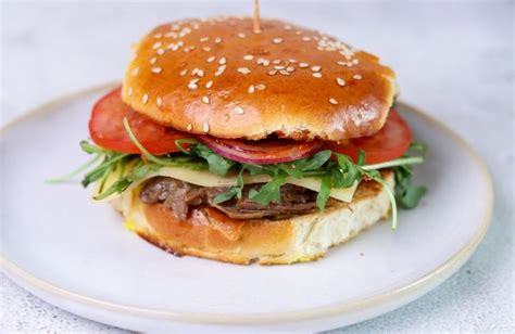 Burger s pomaly pečeným hovädzím krkom