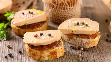 Foie gras na tanieri s figovou marmeládou a opečenou bagetou