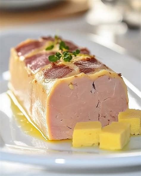 Foie gras terrine na krájacej doske