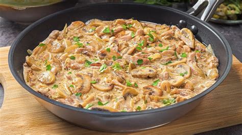 Ilustračná fotografia vriaceho kuracieho mäsa v hrnci