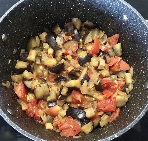 Misku s hotovým kuracím soté s baklažánom a kaparami