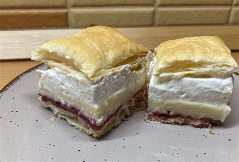 Krájaný makovník s čerešňovým krémom