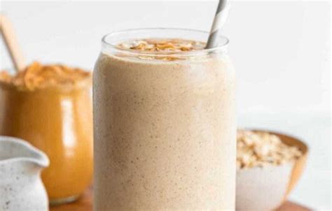 Zlaté latte s bohatou penou z ovseného mlieka