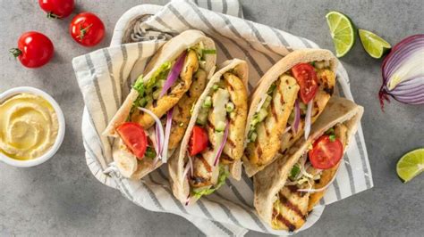 Servírovaný pita chlieb s halloumi syrom a zeleninou