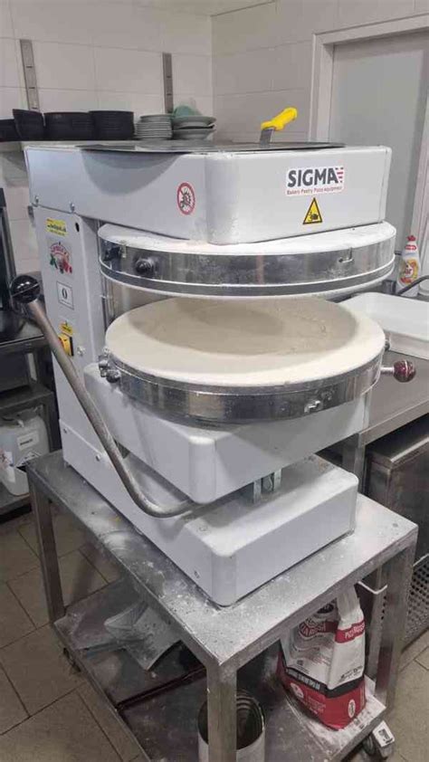 Schéma krájania cesta na pizzu a tvarovania rožkov
