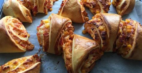 Hotové upečené pizzové rožky s rôznymi posypmi