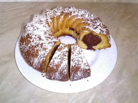 čerstvo upečená domáca bábovka na tanieri