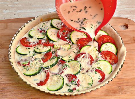 Ilustrácia prípravy náplne na quiche s cuketou a syrom