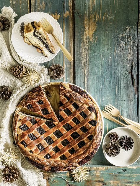 Koláž rôznych druhov quiche s rôznymi náplňami