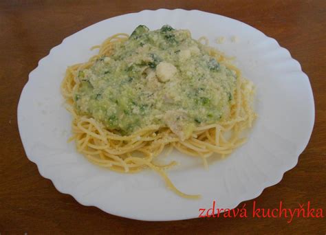 Špagety s cuketovou omáčkou a parmezánom
