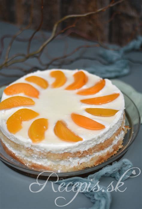 slávnostná torta s bohatou krémovou plnkou a zdobením
