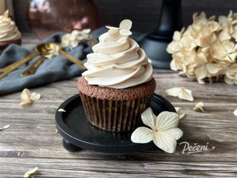 čokoládová ganache stekajúca po okrajoch torty