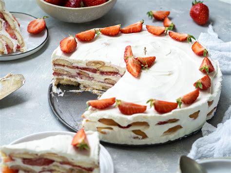 Smotanová torta s jahodami