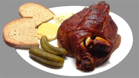 Bravčové koleno pečené na čiernom pive