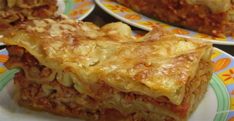 Lasagne s vrstvami cestovín, mäsového ragú, bešamelu a syra