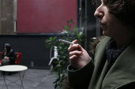 Osoba fajčiaca cigaretu