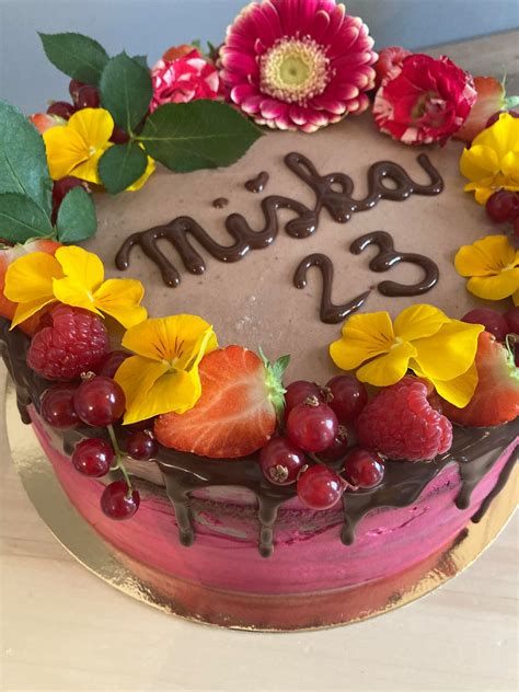 Torta zdobená čerstvým ovocím a jedlými kvetmi