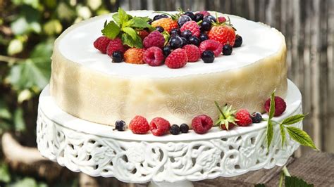 Jogurtovo-tvarohová torta s čiernymi ríbezľami