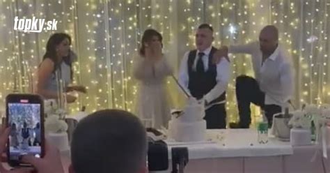Dezertný stôl s tortou a mini koláčikmi