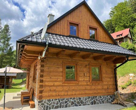 Fotografia tradičnej kysuckej drevenice s kamenným základom