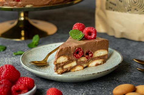 Tvarohovo-pudingová torta s vrstvami piškót a ovocia