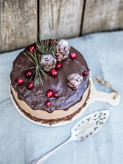 Čokoládová vianočná torta s brusnicami a škoricou