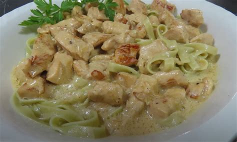 Ilustračná fotografia surovín na kuracie mäso s jablkovou omáčkou