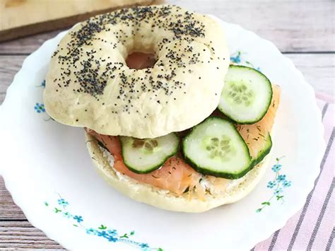 Recept na domáce bagely s lososom, syrom a uhorkou