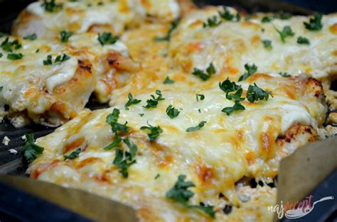 kuracie mäso s kyslou smotanou a syrom na tanieri