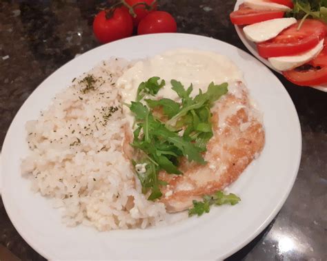 servírované kuracie mäso v syrovej omáčke s ryžou