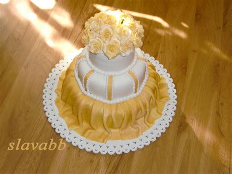 Zlatá torta s jedlými trblietkami a kvetinovými detailmi