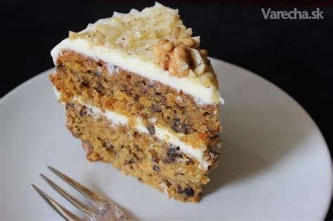 Mrkvová torta s tvarohom, ovocím a orechmi