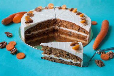 Detail ozdobenej mrkvovej torty s orechmi a škoricou
