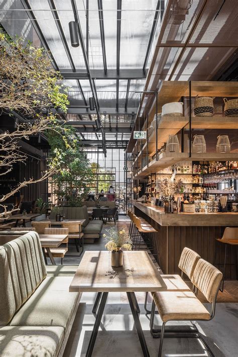 Interiér reštaurácie Plaza Bar s elegantným prestieraním