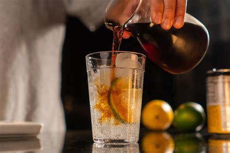 Ilustrácia rozdielu medzi cold brew a klasickým horúcim lúhovaním čaju