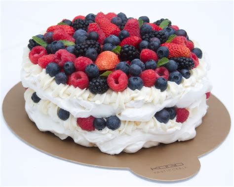 Pavlova torta s rôznym čerstvým ovocím