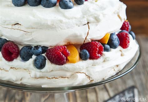 Pavlova torta s ovocím a šľahačkovým krémom