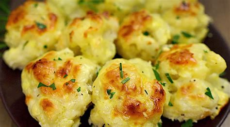 Fotografia hotového zapekaného karfiolu s kyslou smotanou a syrom