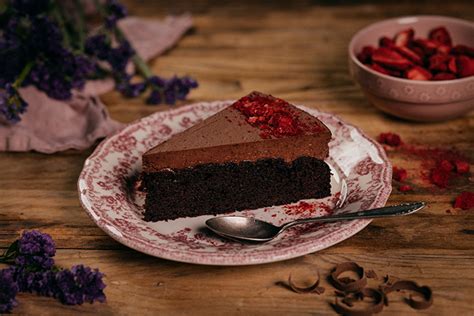 Cviklová torta s krémovou polevou a čerstvou cviklou