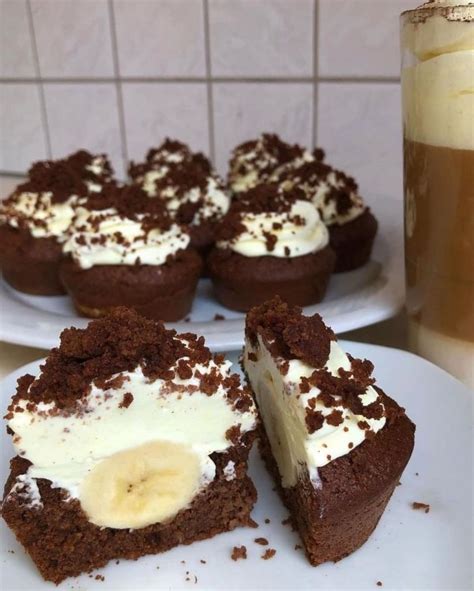 Muffiny ozdobené ako krtkove torty s kvetmi a čokoládovými hoblinkami