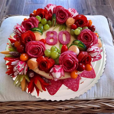 Slaná torta z korbáčikov ozdobená syrovými ružami