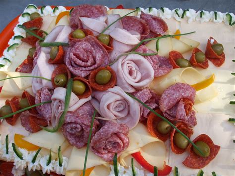 Bánovecká syrová torta zdobená salámovými ružičkami a zeleninou