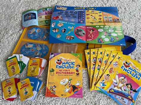 Detská postavička z Magic Academy učí angličtinu
