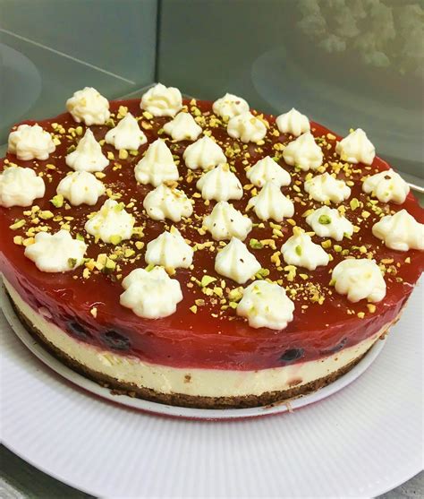 Svieža jablkovo-tvarohová torta na tanieri