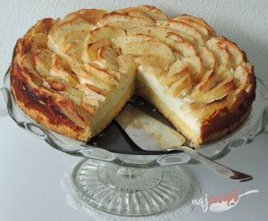 Hotová pečená jablkovo-tvarohová torta